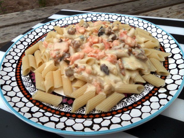 Macarrones con salmón y queso azul