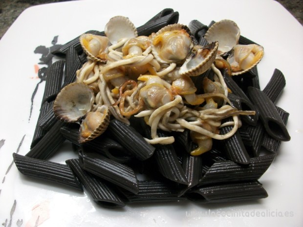 Macarrones negros con berberechos y gulas