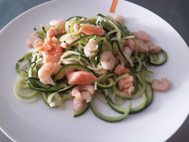 Espaguetis de calabacin con pesto de aguacate
