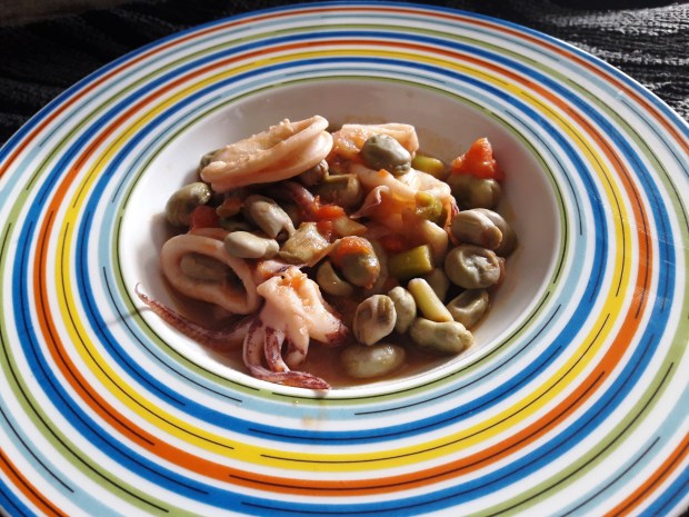 Calamares con habas y ajos tiernos